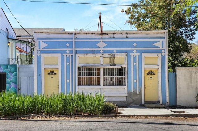 1723 Prytania St, New Orleans, LA 70130 - view of front facade featuring fence