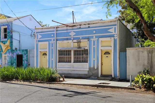 1723 Prytania St, New Orleans, LA 70130 - view of front of home with fence