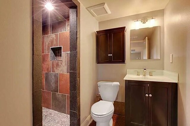 820 Solomon Pl, New Orleans, LA 70119 - bathroom featuring vanity, a tile shower, toilet, and baseboards