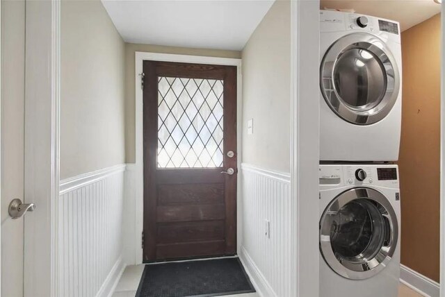 820 Solomon Pl, New Orleans, LA 70119 - laundry area featuring estacked washer and dryer, wainscoting, and a decorative wall