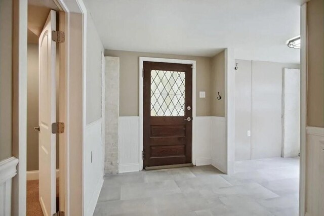 820 Solomon Pl, New Orleans, LA 70119 - entryway featuring wainscoting and a decorative wall