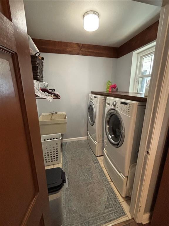 621 Gordon Ave, Harahan, LA 70123 - washroom featuring independent washer and dryer, baseboards, a sink, and laundry area