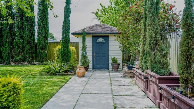 view of outdoor structure featuring an outbuilding and fence
