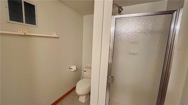 full bath with baseboards, tile patterned flooring, toilet, a shower stall, and visible vents