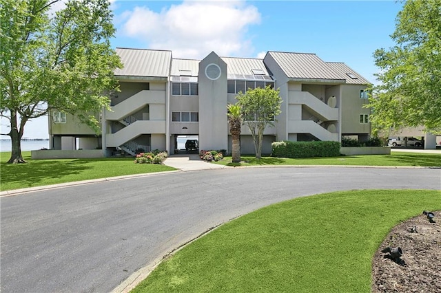 view of property featuring curved driveway