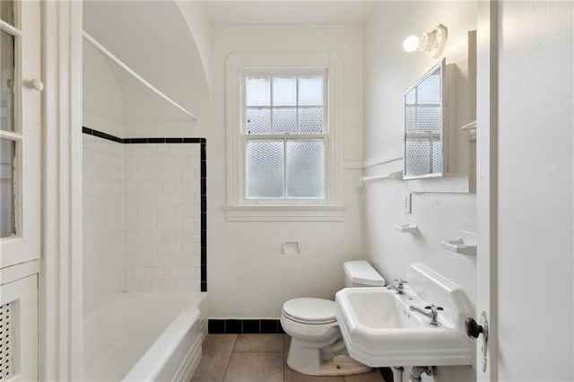 full bathroom featuring shower / tub combination, a sink, toilet, tile patterned floors, and baseboards