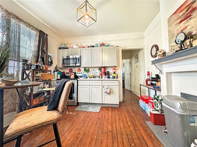 165355 Treasure St, New Orleans, LA 70119 - kitchen featuring stainless steel appliances, wood finished floors, light countertops, and tasteful backsplash