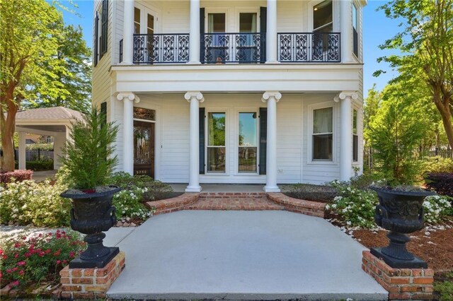 3752 Lake Charles Dr, Gretna, LA 70056 - property entrance featuring a porch and a balcony