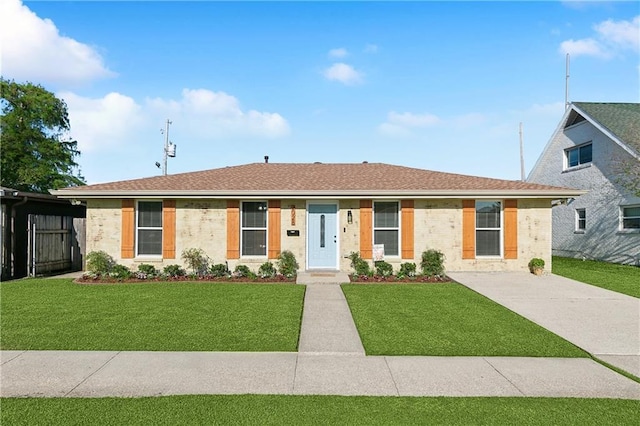 ranch-style home featuring fence and a front lawn