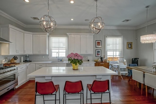 kitchen featuring a chandelier, gas range, and visible vents
