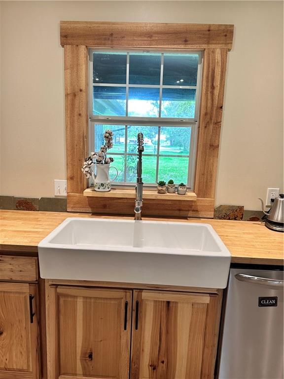 130 N Oak Ct, Luling, LA 70070 - kitchen with dishwasher and a sink