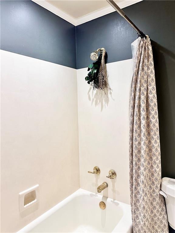 130 N Oak Ct, Luling, LA 70070 - full bath with shower / bath combo and crown molding