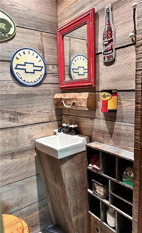 130 N Oak Ct, Luling, LA 70070 - half bath with wooden walls