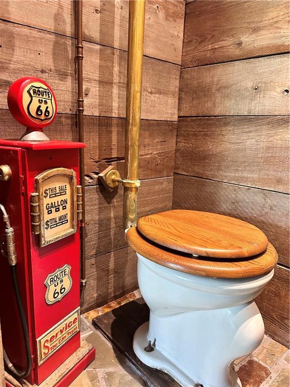 130 N Oak Ct, Luling, LA 70070 - bathroom with wooden walls