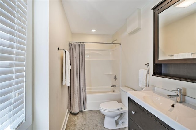 bathroom with vanity, recessed lighting, toilet, shower / bath combo with shower curtain, and baseboards