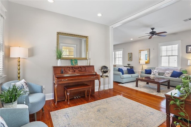living area with a ceiling fan, visible vents, recessed lighting, wood finished floors, and baseboards