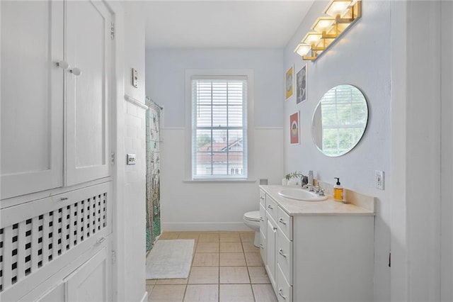 58 Fontainebleau Dr, New Orleans, LA 70125 - full bath with vanity, toilet, baseboards, a shower with shower curtain, and tile patterned floors