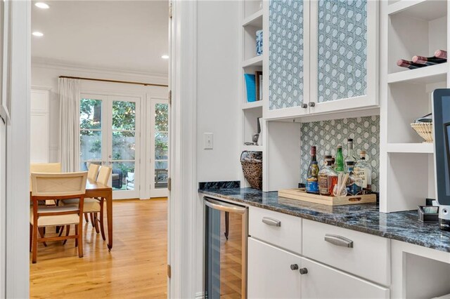 225 Ridgewood Dr, Metairie, LA 70005 - bar with tasteful backsplash, ornamental molding, recessed lighting, light wood-style floors, and beverage cooler