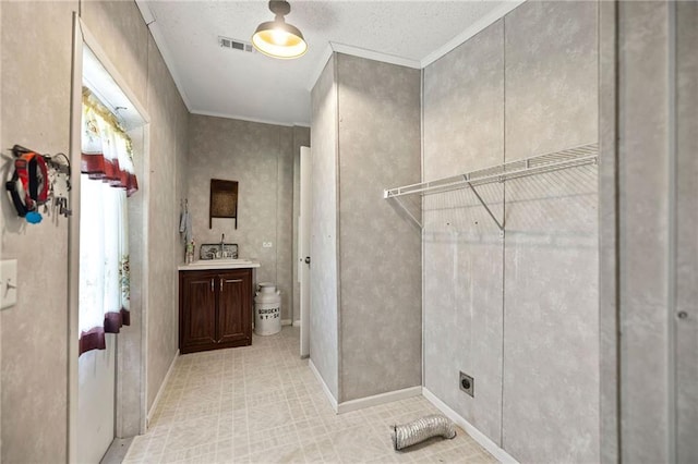 1510 Pumping Station Rd, Greensburg, LA 70441 - washroom featuring visible vents, baseboards, laundry area, crown molding, and hookup for an electric dryer