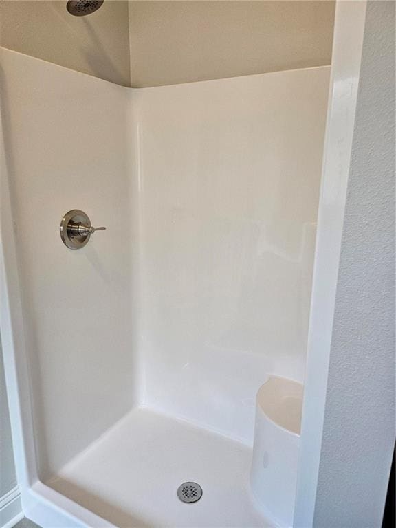 719 Rue St, Michael, Terrytown, LA 70056 - bathroom featuring a shower