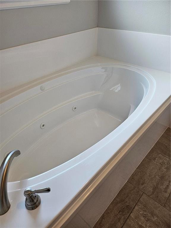 719 Rue St, Michael, Terrytown, LA 70056 - bathroom featuring a jetted tub