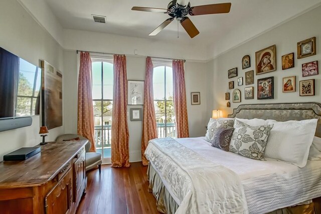 bedroom with dark wood-type flooring and a ceiling fan