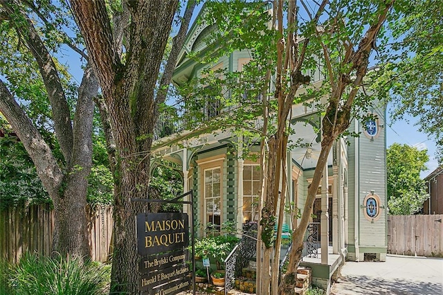 3418 Coliseum St, New Orleans, LA 70115 - exterior space featuring fence