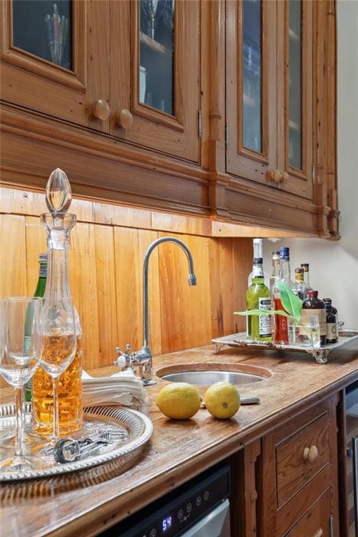 3611 Carondelet St, New Orleans, LA 70115 - interior space with a sink and wet bar