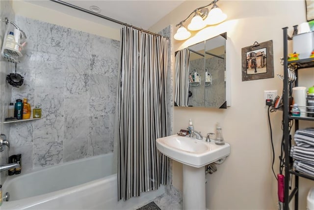 bathroom with shower / tub combo with curtain