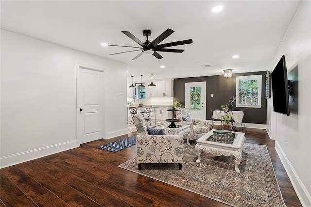 living room with dark wood-style floors, a ceiling fan, recessed lighting, and baseboards