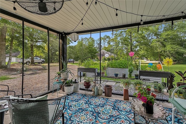 sunroom / solarium with a ceiling fan
