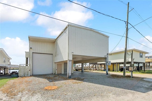 view of front of property featuring driveway and an outdoor structure