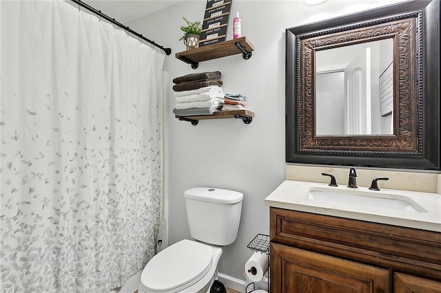 full bathroom featuring curtained shower, toilet, and vanity