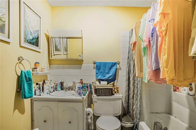 4018 Pitt St, New Orleans, LA 70115 - full bath with shower / bath combo, tile walls, toilet, vanity, and a wainscoted wall