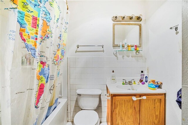 4018 Pitt St, New Orleans, LA 70115 - full bath with tile walls, toilet, vanity, and shower / bath combination with curtain