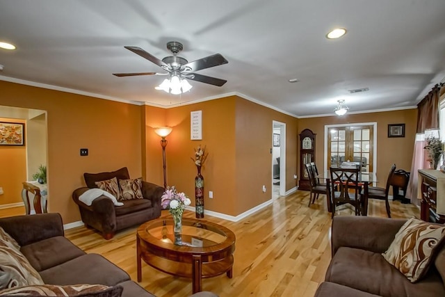 living room with light wood finished floors, baseboards, visible vents, recessed lighting, and a ceiling fan