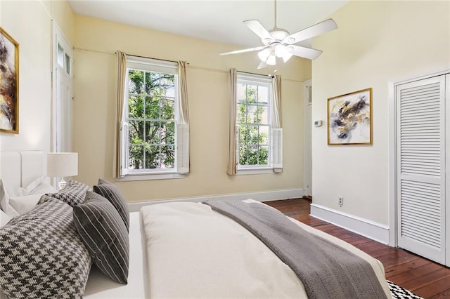 101012 Philip St, New Orleans, LA 70130 - bedroom with dark wood finished floors, baseboards, a closet, and a ceiling fan