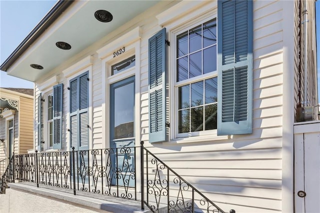 2623 Dauphine St, New Orleans, LA 70117 - view of doorway to property