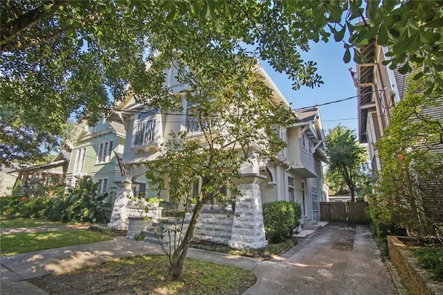 view of front facade with fence