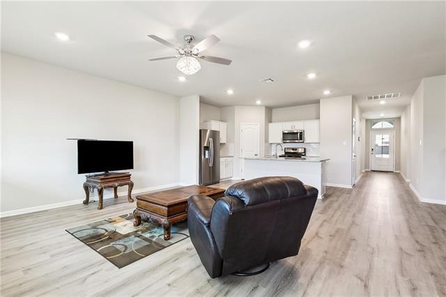 living room featuring ceiling fan, light wood finished floors, recessed lighting, baseboards, and visible vents