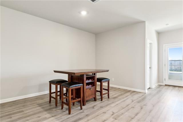 dining space featuring light wood-style floors, baseboards, and recessed lighting