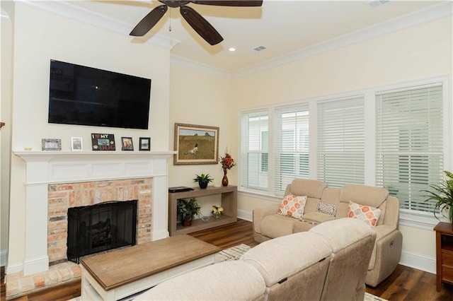 living area with ceiling fan, ornamental molding, visible vents, wood finished floors, and baseboards