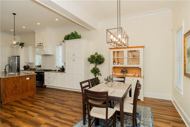 dining room with dark wood-style flooring, baseboards, a chandelier, recessed lighting, and crown molding