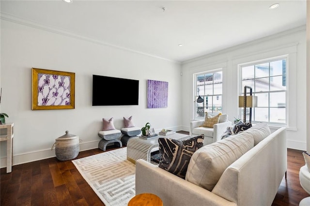 living area featuring recessed lighting, baseboards, crown molding, and wood finished floors