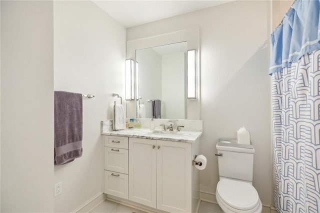 full bath with toilet, curtained shower, vanity, and baseboards