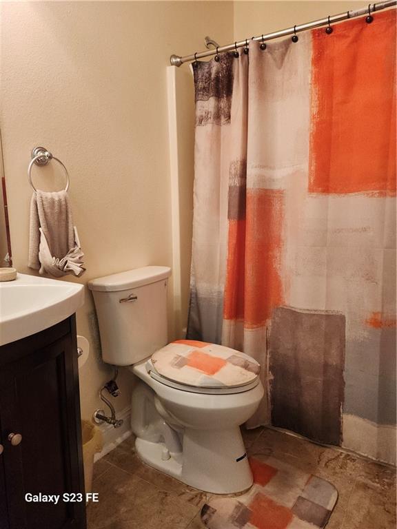 637 Foxwood Ln, La Place, LA 70068 - full bathroom with toilet, vanity, and a shower with curtain