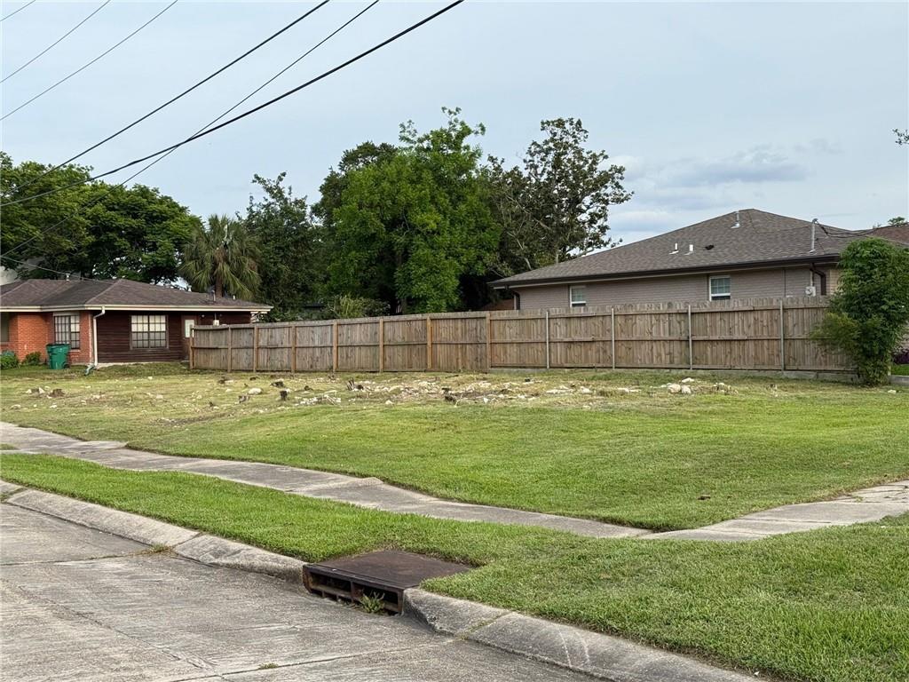 3821 Lake Villa Dr, Metairie, LA 70002