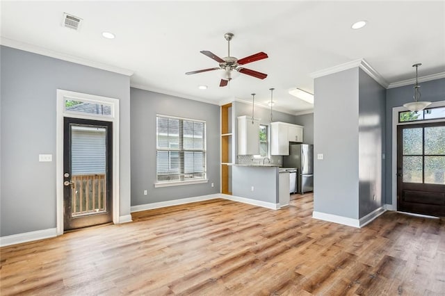 entryway with recessed lighting, crown molding, visible vents, and a ceiling fan