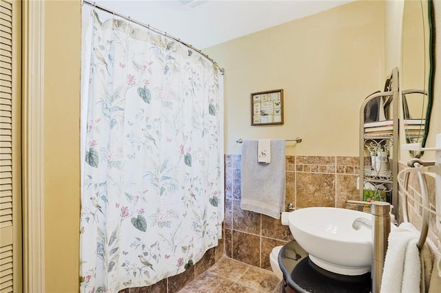 9621 Charlotte Dr, River Ridge, LA 70123 - full bathroom featuring tile walls, a shower with curtain, and wainscoting