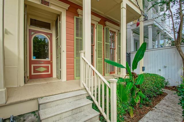 doorway to property featuring covered porch